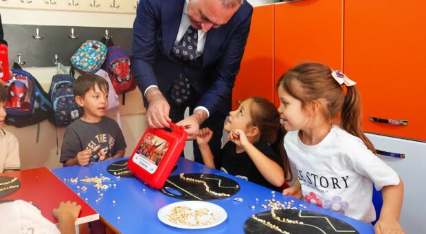 YILMAZ VE GÜL ÇOCUKLARA KIRTASİYE VE BOYAMA SETİ VERDİ