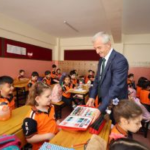 ŞAHİNBEY BELEDİYESİ’NDEN ÖĞRENCİLERE EĞİTİM YILI HEDİYESİ