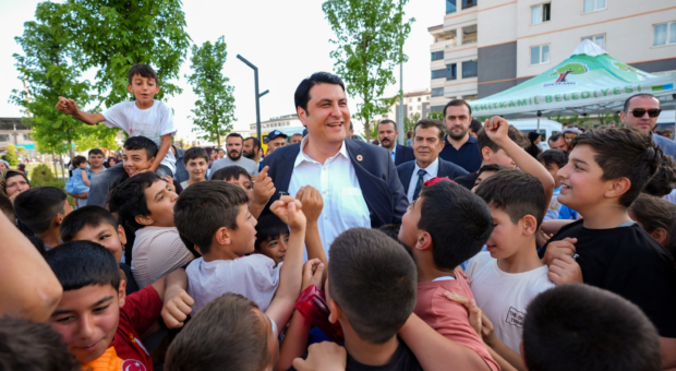 UMUT YILMAZ’DAN ÖĞRENCİLERE 8 BİN TL DESTEK