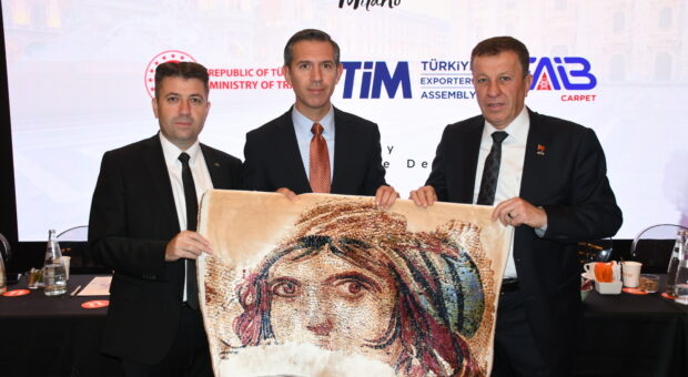 TÜRK HALISINA MİLANO’DA YOĞUN İLGİ